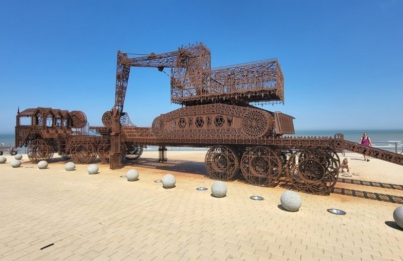 Beaufort kunstwerken caterpillar flatbed trailer middelkerke 4